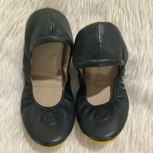 April Parker women’s travel black leather flat shoes size 8